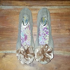 💰 Champagne Flower Pouf Flats